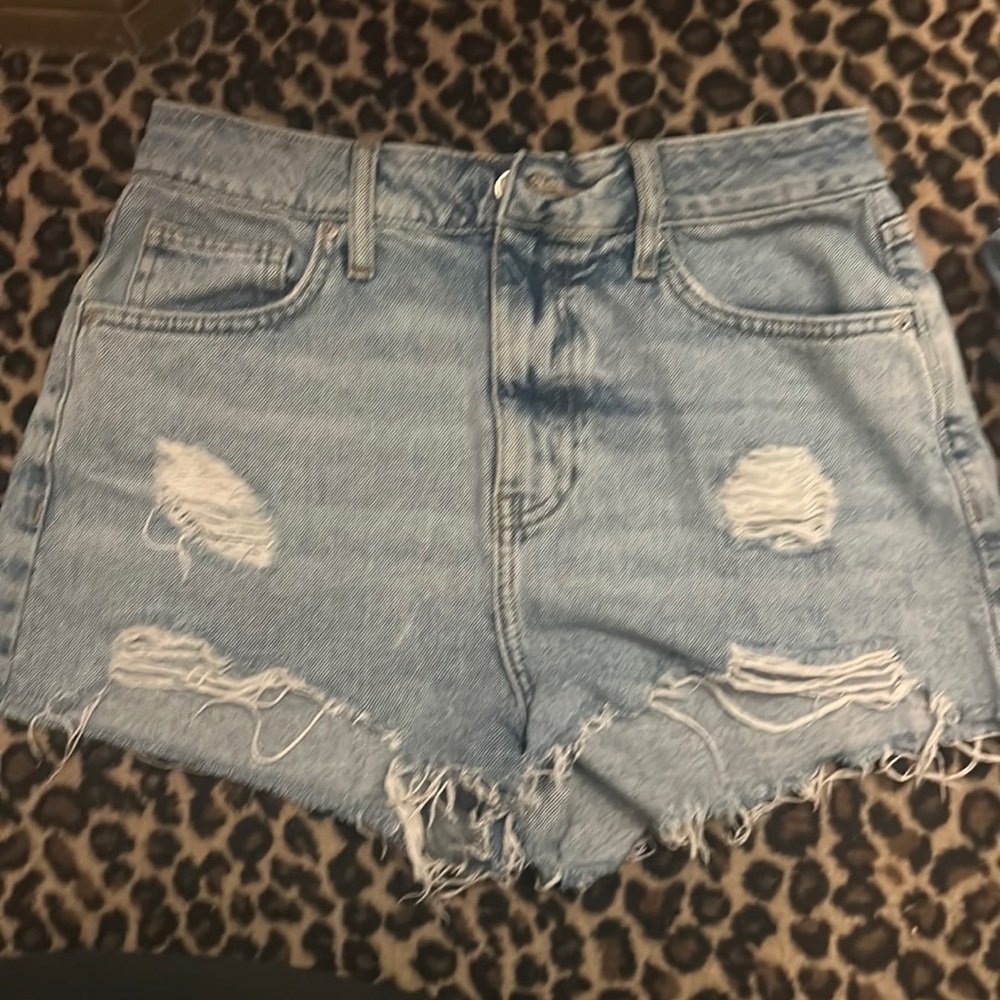 Forever 21 distressed jean shorts size 28
